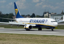 Boeing 737-800 Ryanair на полосе