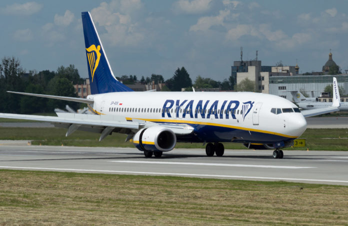 Boeing 737-800 Ryanair на полосе
