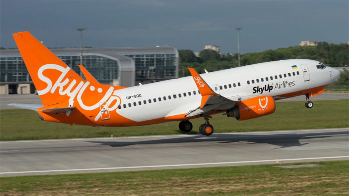 Boeing 737-700 SkyUp