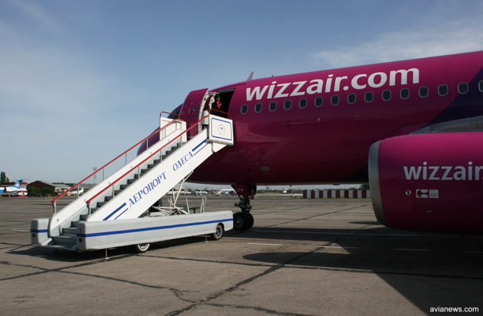 Самолет Wizz Air в аэропорту Одесса в 2008 году