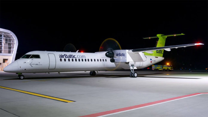 Bombardier Q400 airBaltic в аэропорту Львов
