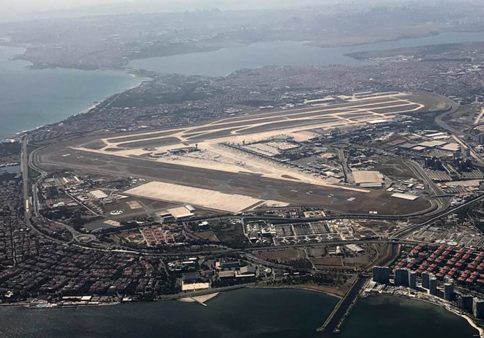 Аэропорт Ататюрка в Стамбуле с высоты. Июль 2019 года