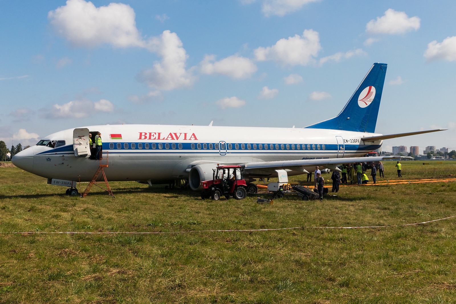 Процесс эвакуации Boeing 737-300 "Белавиа" с грунта на твердую поверхность в аэропорту Жуляны