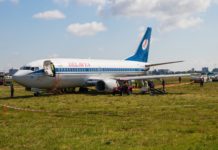 Процесс эвакуации Boeing 737-300 "Белавиа" с грунта на твердую поверхность в аэропорту Жуляны