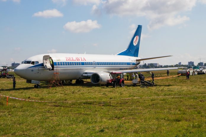 Процесс эвакуации Boeing 737-300 