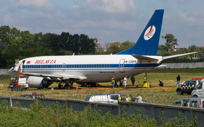 Процесс эвакуации Boeing 737-300 