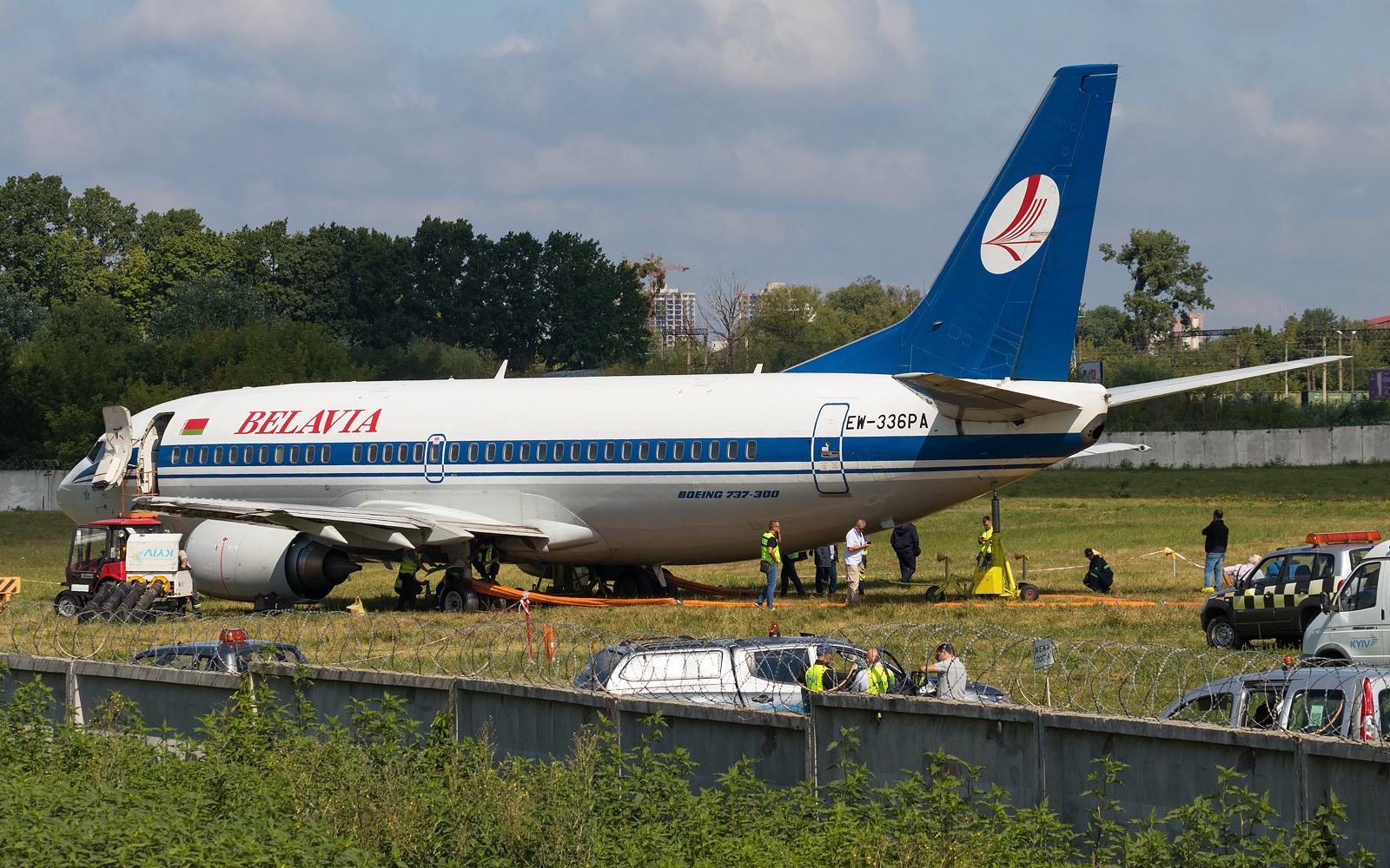 Процесс эвакуации Boeing 737-300 "Белавиа" с грунта на твердую поверхность в аэропорту Жуляны