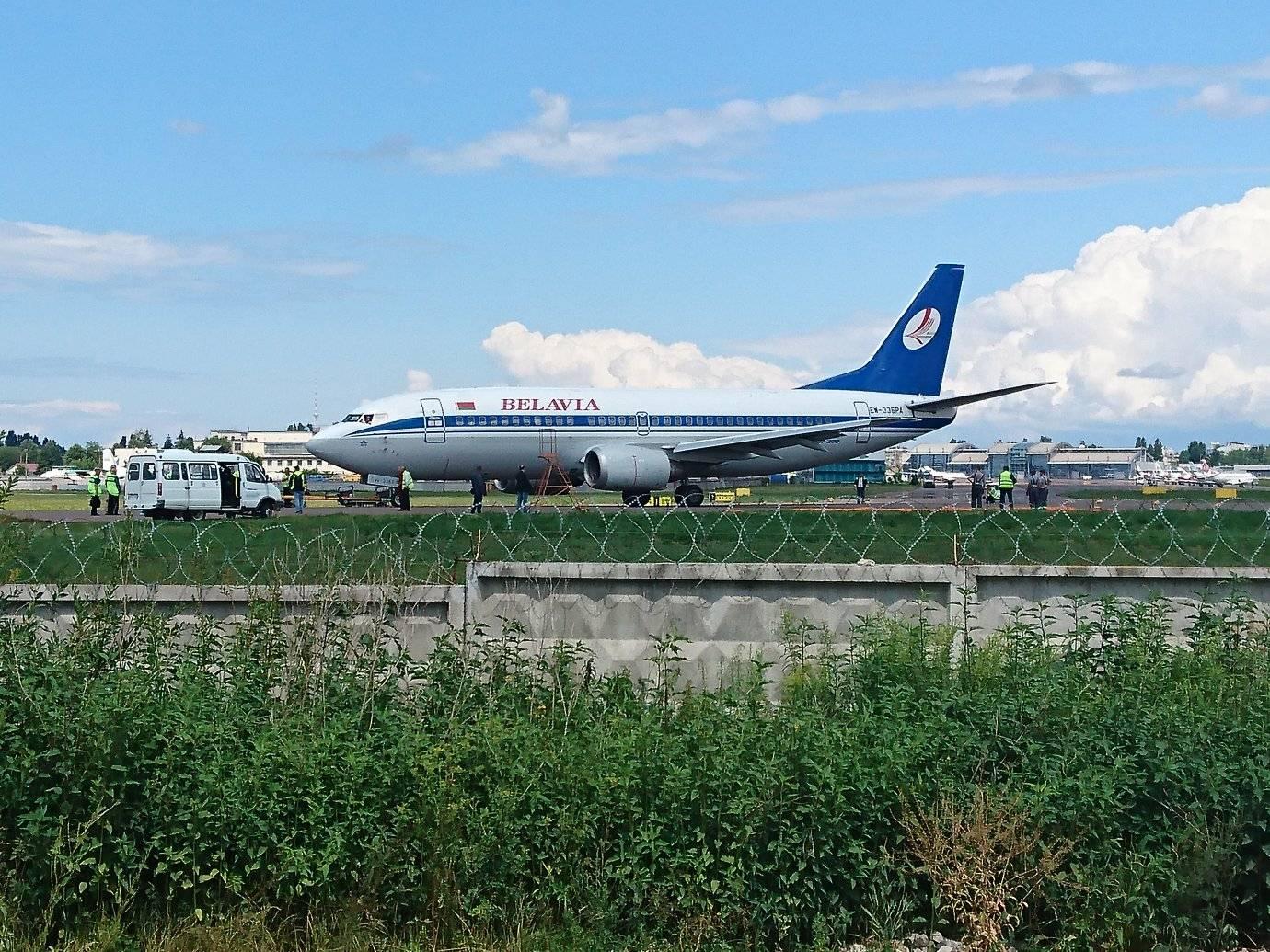 Boeing 737-300 "Белавиа" эвакуирован на твердую поверхность в аэропорту Жуляны