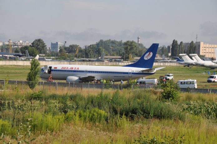 Выкатившийся с полосы в аэропорту Жуляны Boeing-737-300 