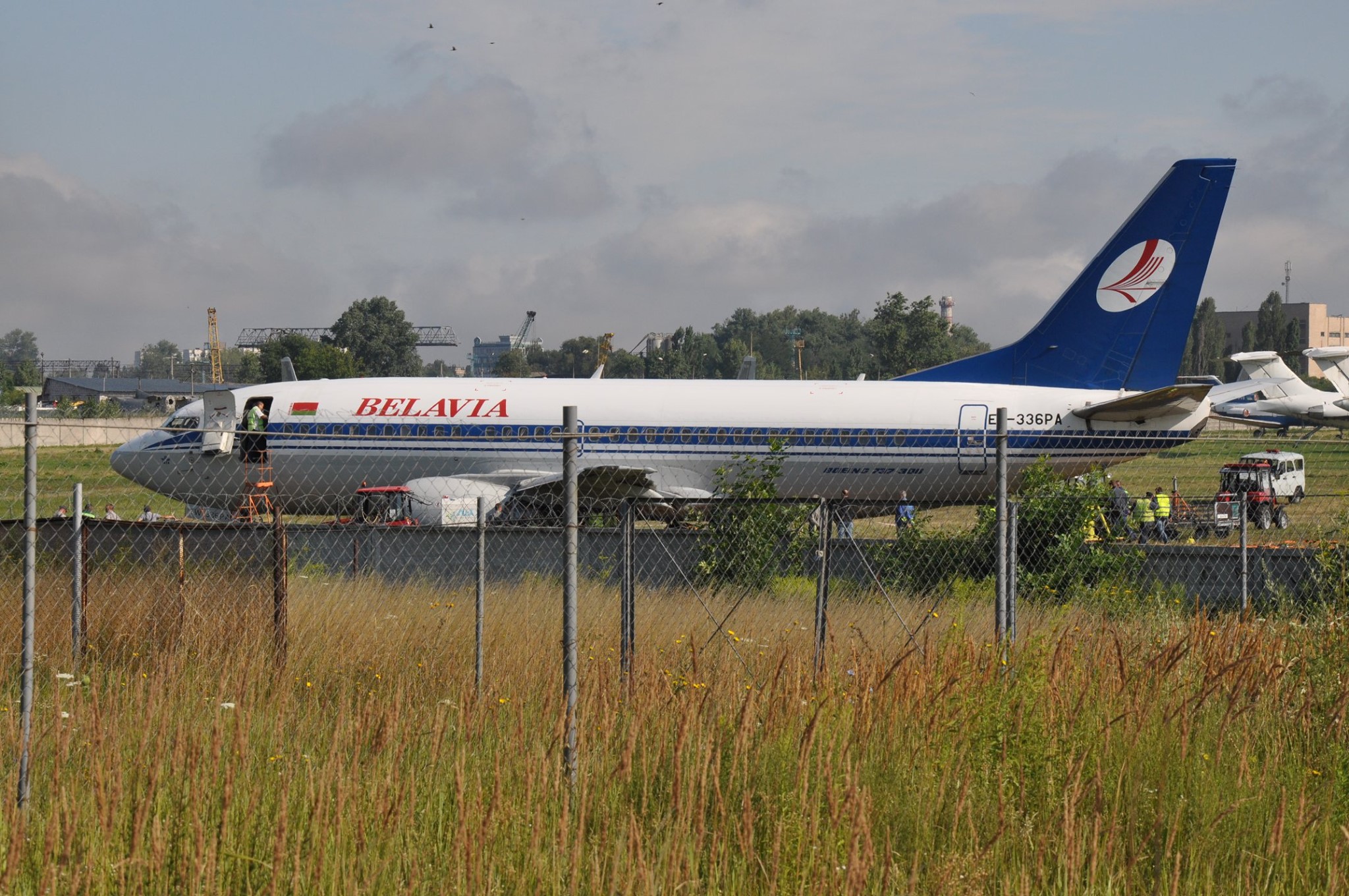 Выкатившийся с полосы в аэропорту Жуляны Boeing-737-300 "Белавиа" EW-336PA