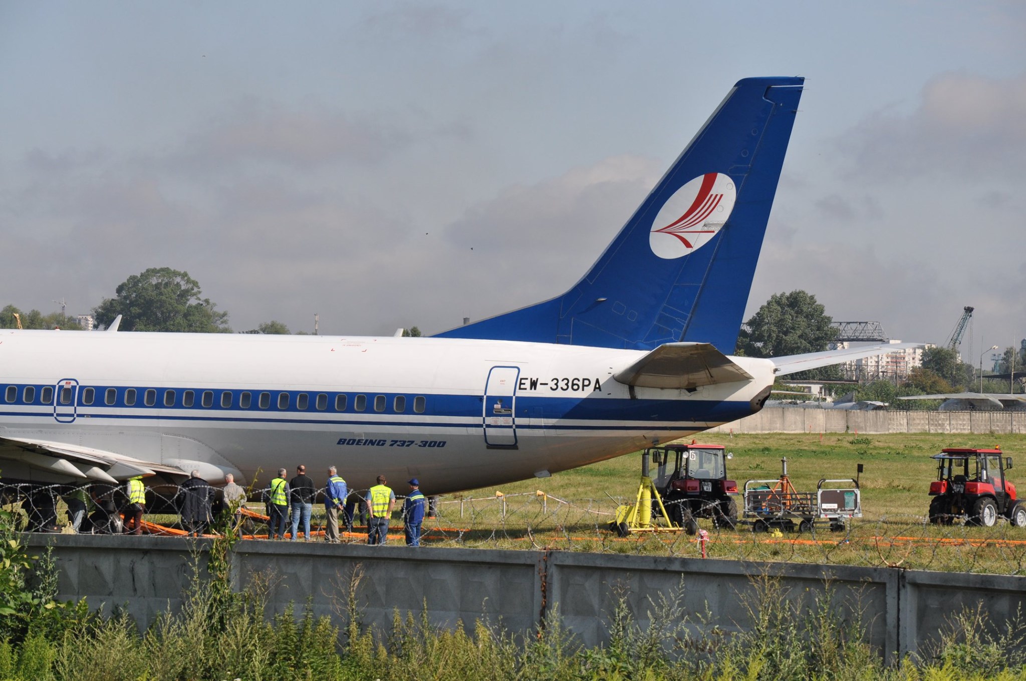 Выкатившийся с полосы в аэропорту Жуляны Boeing-737-300 "Белавиа" EW-336PA