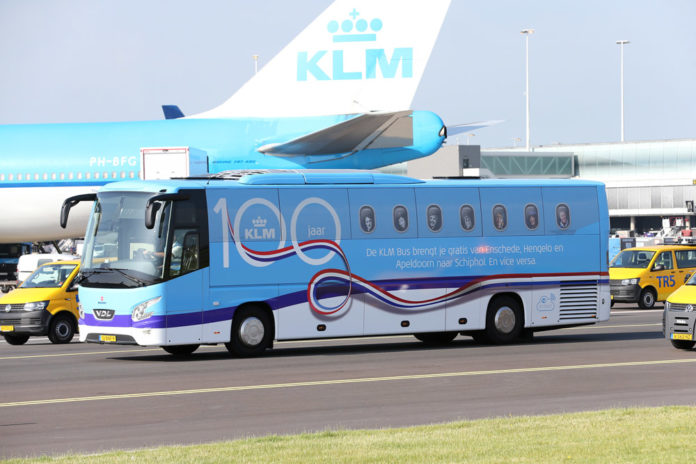 Бесплатный автобус KLM, доставляющий пассажиров в аэропорт Амстердама Схипхол