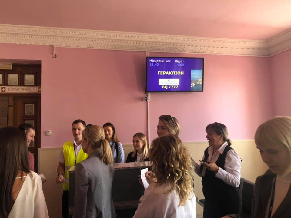 Выход на посадку в старом терминале аэропорта Львов