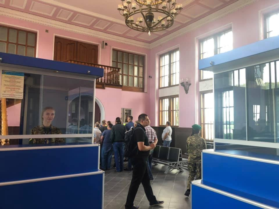 Паспортный контроль в старом терминале аэропорта Львов