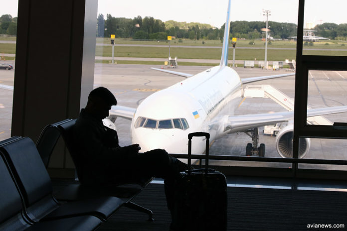 Пассажир в ожидании вылета в аэропорту