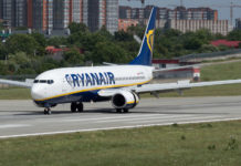 Boeing 737-800 Ryanair с польской регистрацией на взлетно-посадочной полосе