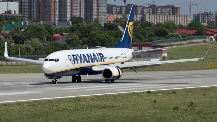 Boeing 737-800 Ryanair с польской регистрацией на взлетно-посадочной полосе