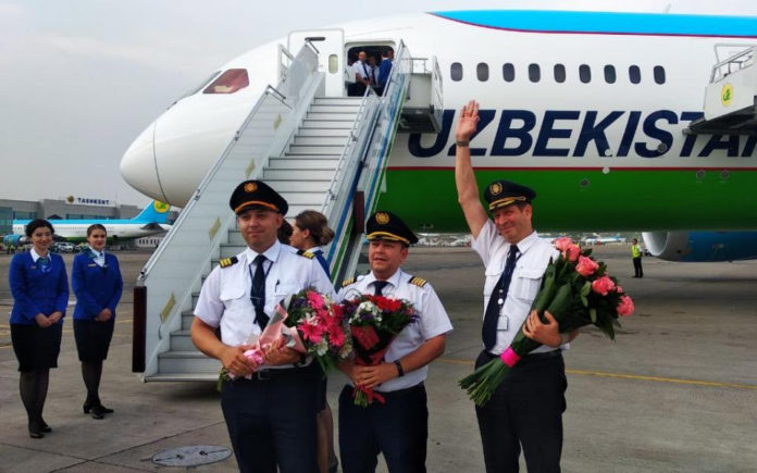 Экипаж, доставивший 5-й Boeing 787-8 Uzbekistan Airways в Ташкент