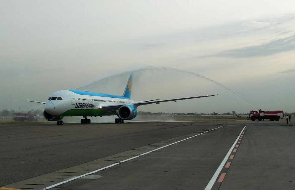 Встреча водяным салютом пятого Boeing 787-8 Uzbekistan Airways в Ташкенте