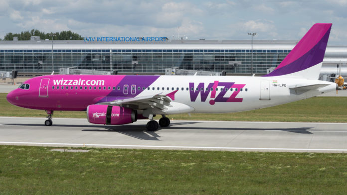 Самолет Airbus A320 Wizz Air в аэропорту Львов