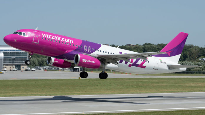 Взлет самолета A320 Wizz Air