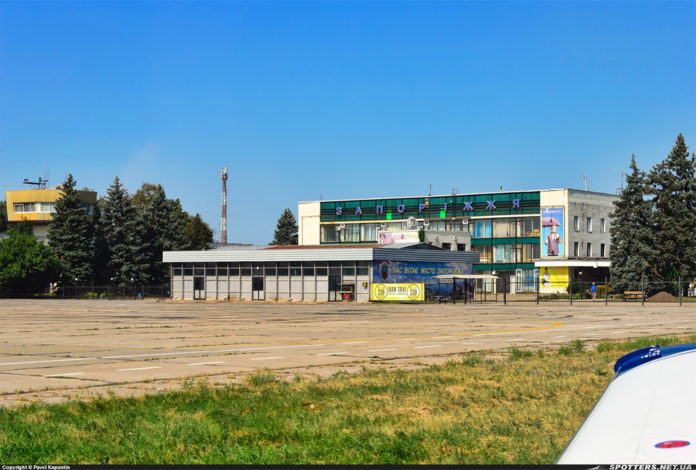 Вид на терминал аэропорта Запорожье со стороны перрона