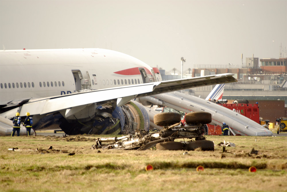 Boeing 777 British Airways после жесткой посадки в Хитроу