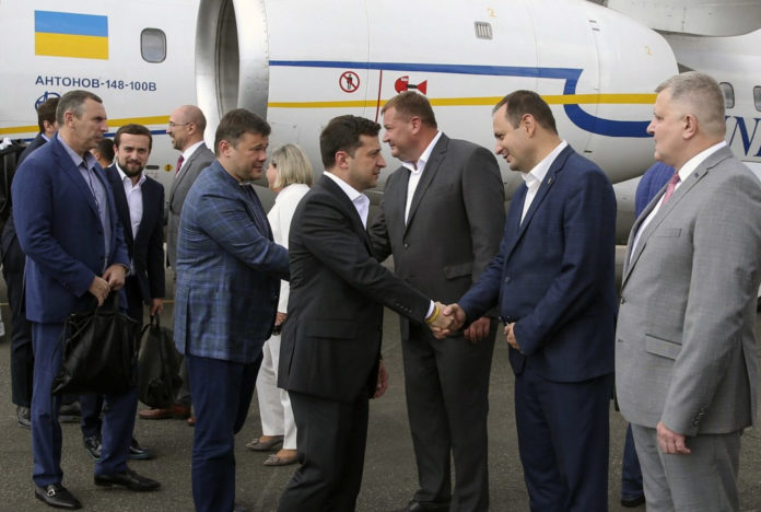 Владимир Зеленский после прилета в аэропорт Ивано-Франковска