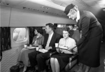 Экономический класс на борту самолета KLM после его появления в 1950-е годы