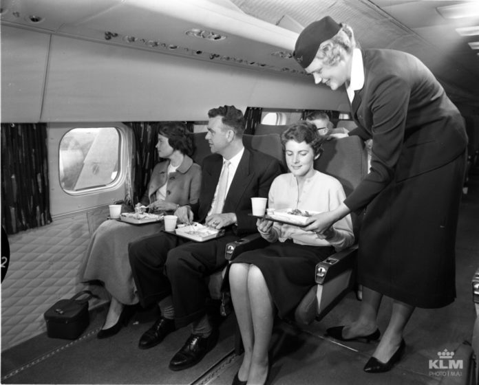 Экономический класс на борту самолета KLM после его появления в 1950-е годы