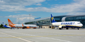 Перрон аэропорта Львов с самолетами Ryanair, SkyUp и "Белавиа"
