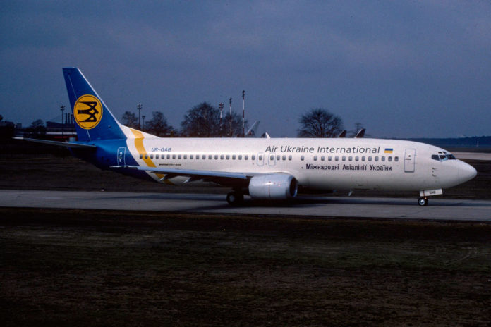 Boeing 737-400 МАУ в октябре 1992 года в старой ливрее Air Ukraine International