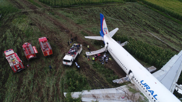 Выгрузка багажа из самолета Airbus A321 VQ-BOZ 