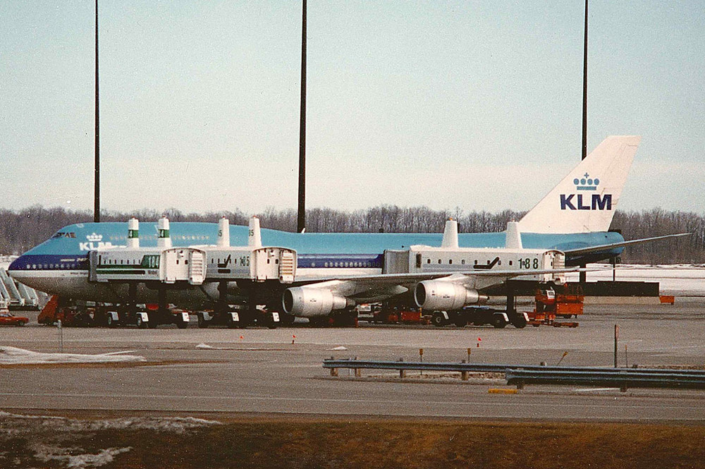 Посадка пассажиров в самолет KLM в аэропорту Мирабель с помощью Passenger Transfer Vehicles