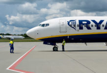 Подготовка Boeing 737-800 Ryanair к вылету. На заднем фоне самолет МАУ