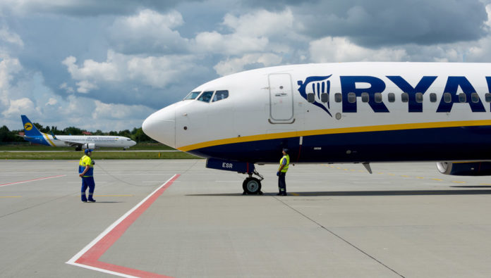 Подготовка Boeing 737-800 Ryanair к вылету. На заднем фоне самолет МАУ