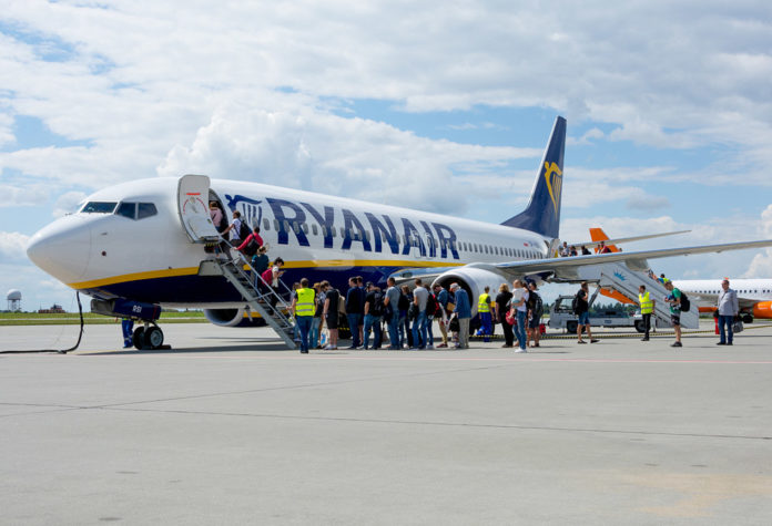 Посадка пассажиров в самолет Ryanair
