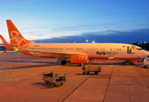 Boeing 737-800 SkyUp в вечернее время