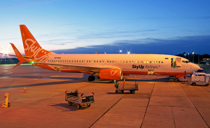 Boeing 737-800 SkyUp в вечернее время