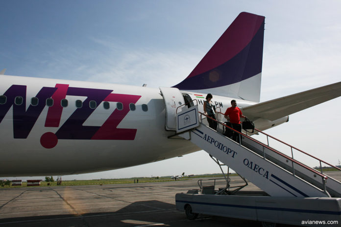 Самолет Wizz Air в аэропорту Одесса