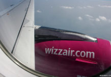 Двигатель самолета Wizz Air с адресом сайта лоу-коста