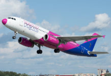 Взлет Airbus A320 Wizz Air в новой ливрее