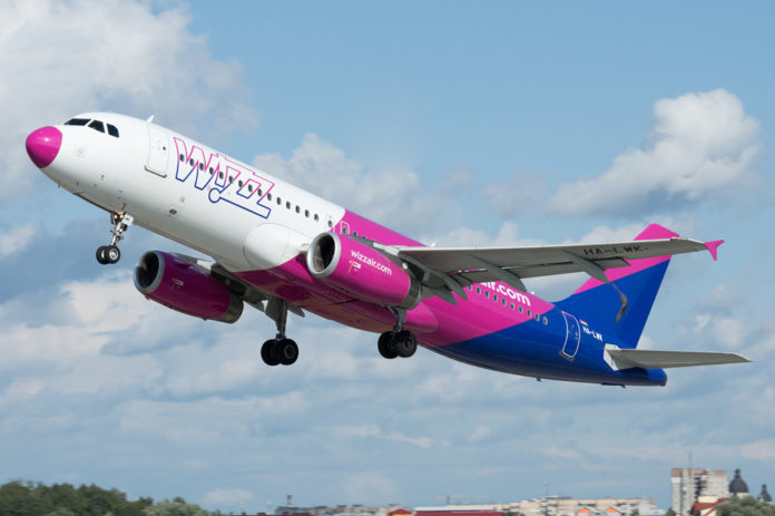 Взлет Airbus A320 Wizz Air в новой ливрее