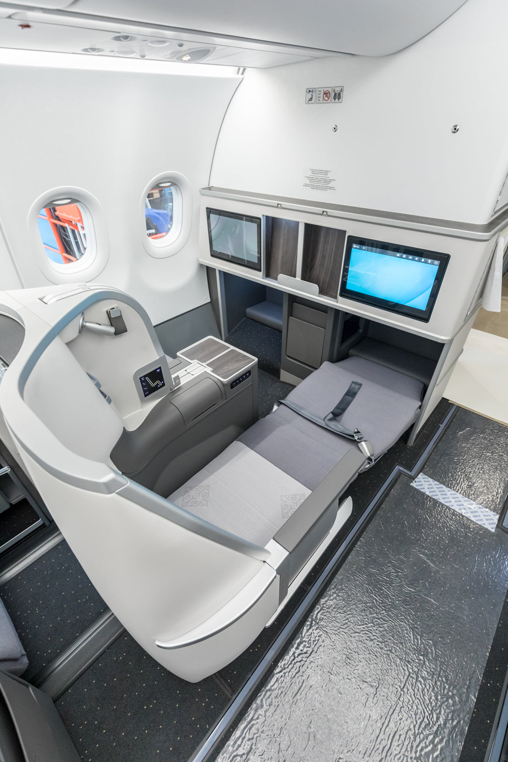 Кресла бизнес-класса в Airbus A321LR Air Astana