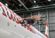Дрон проводит инспекцию фюзеляжа самолета Austrian Airlines