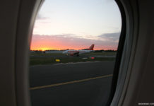 Вид на Airbus A319 easyJet из окна самолета