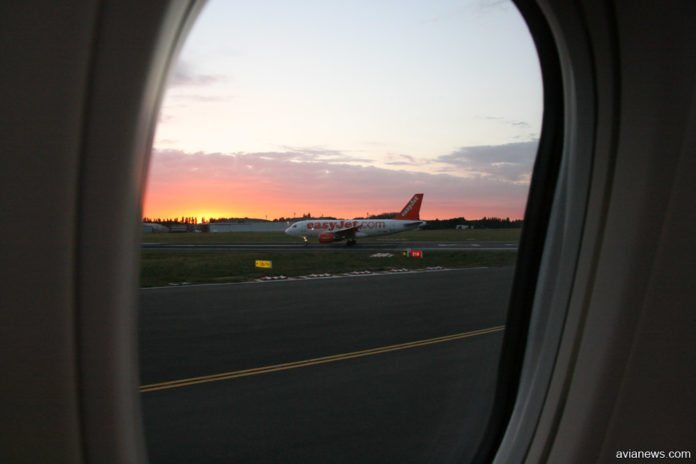 Вид на Airbus A319 easyJet из окна самолета