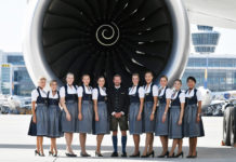 Бортпроводники Airbus A380 Lufthansa, одетые в традиционные баварские костюмы трахтен