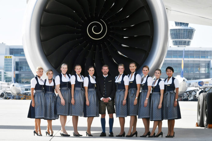Бортпроводники Airbus A380 Lufthansa, одетые в традиционные баварские костюмы трахтен