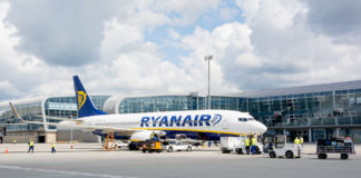 Boeing 737-800 Ryanair в аэропорту